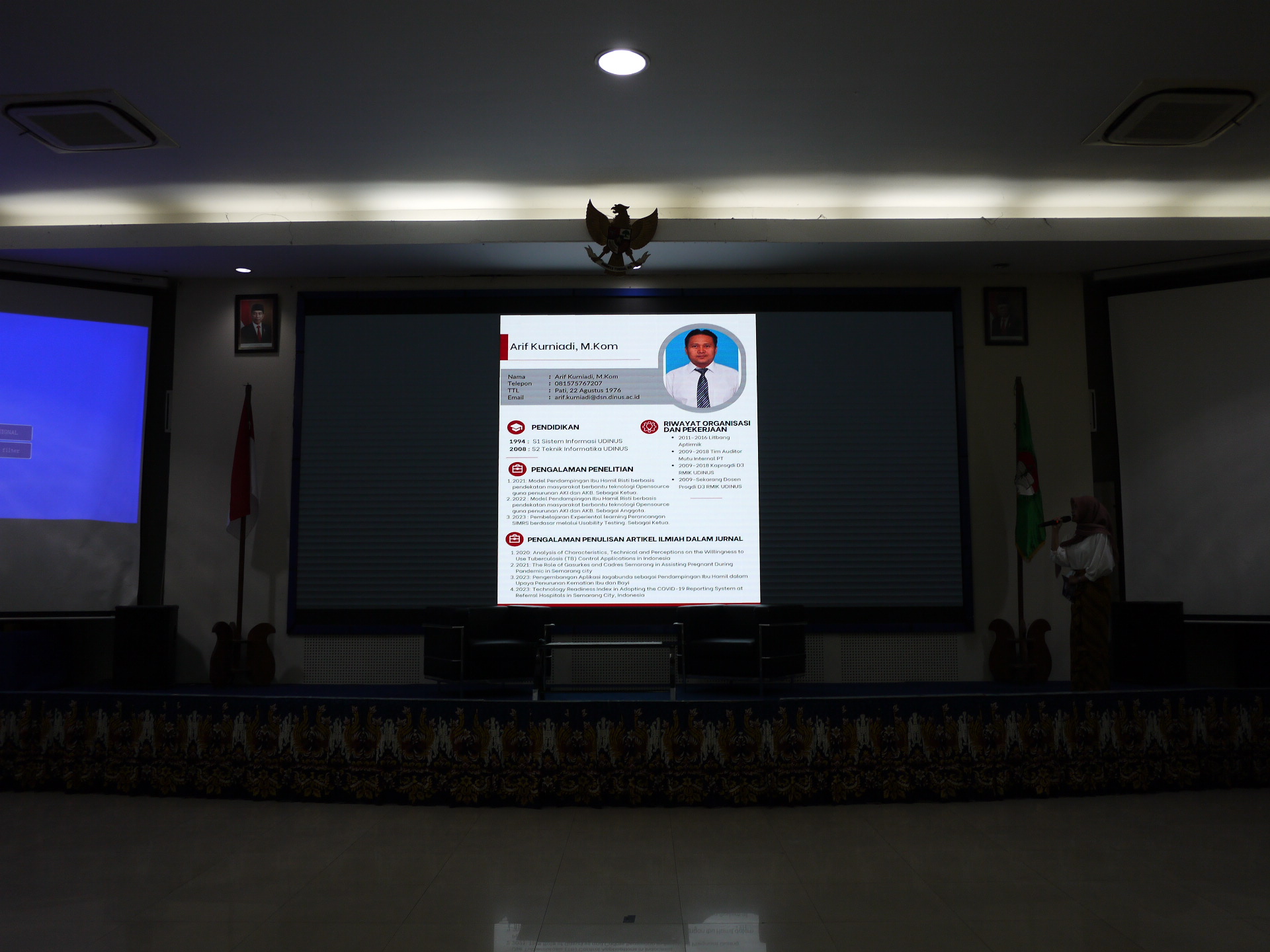 Pembacaan CV pemateri pertama oleh Moderator